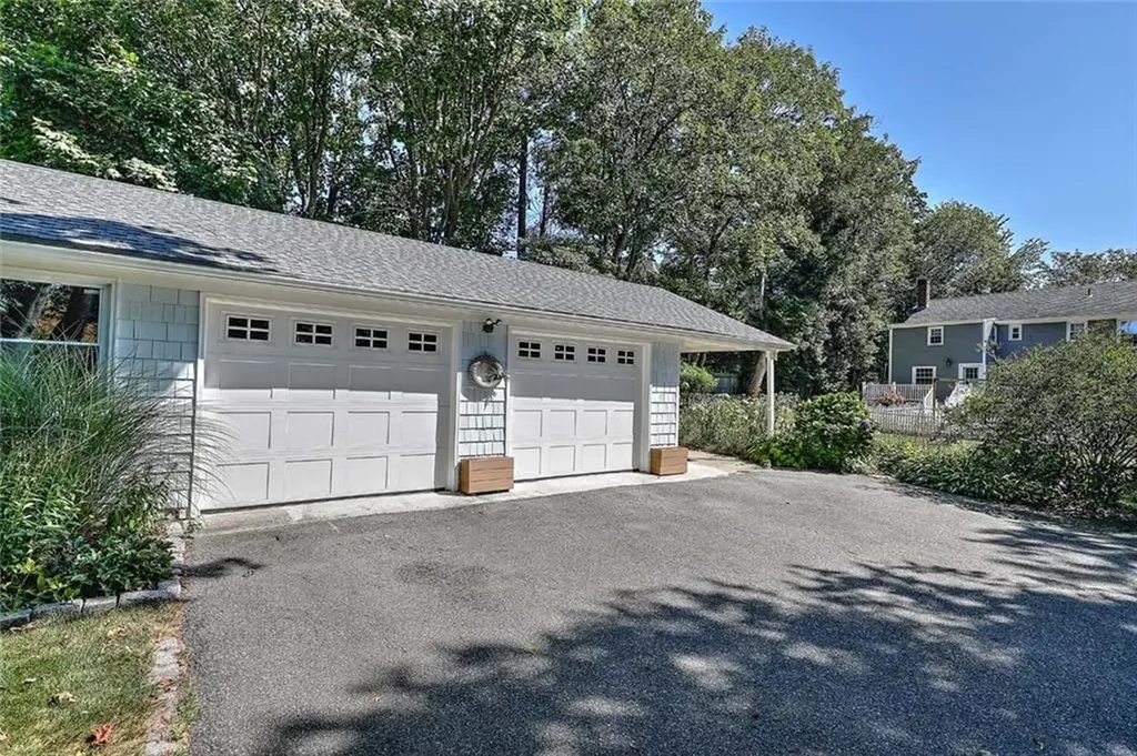 1216 East Main Road Middletown RI 02842