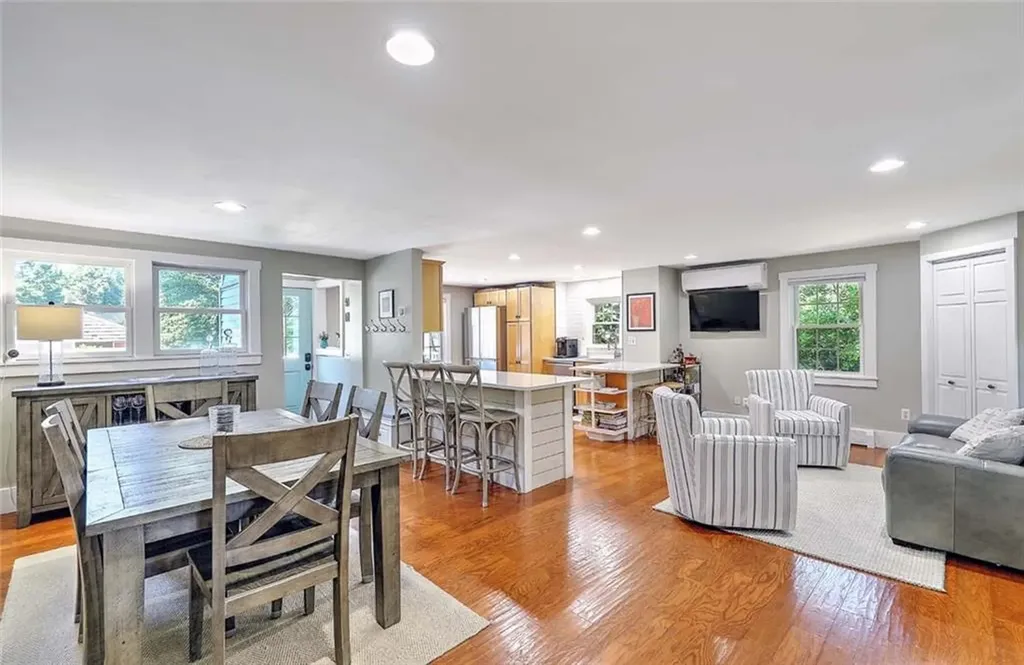 1216 East Main Road Middletown RI 02842
