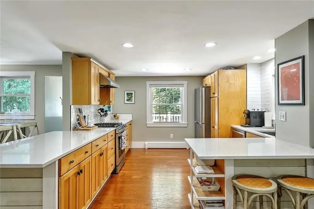 1216 East Main Road Middletown RI 02842