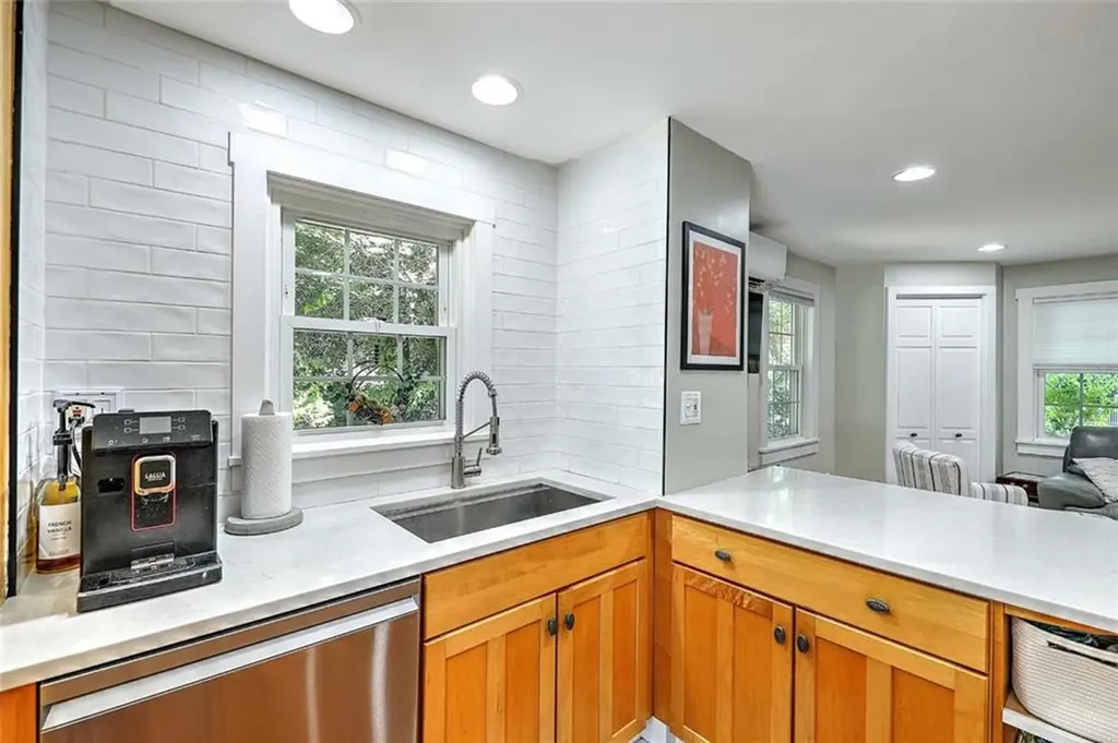 1216 East Main Road Middletown RI 02842