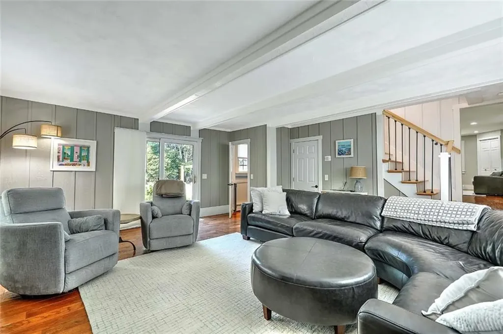 1216 East Main Road Middletown RI 02842