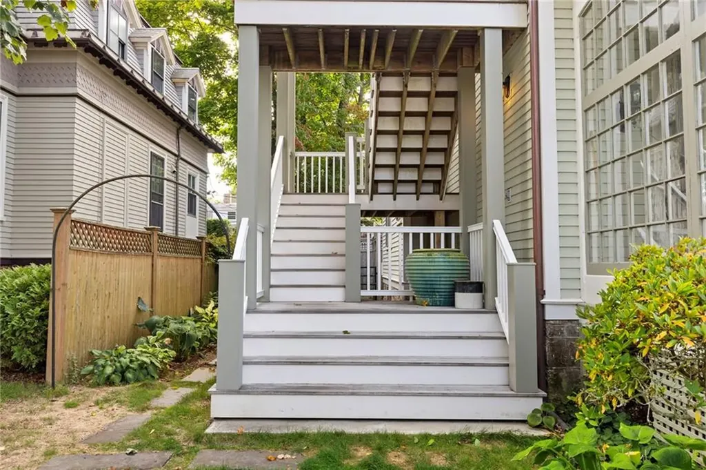 17 Everett Street Newport RI 02840