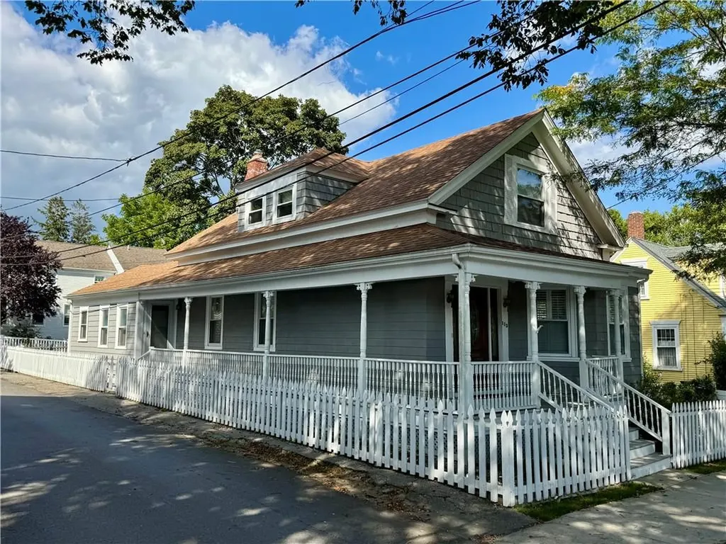 113 Constitution Street Bristol RI 02809
