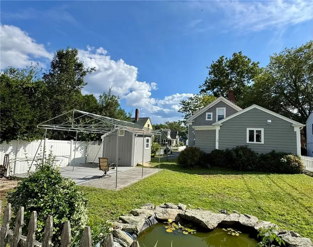 113 Constitution Street Bristol RI 02809