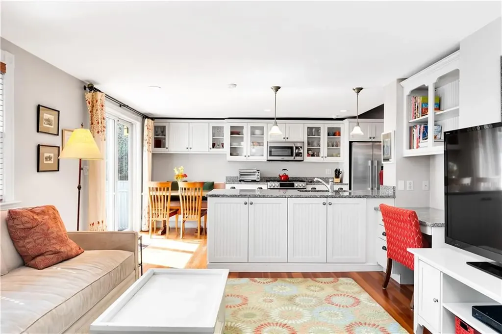 82 Sefton Drive Cranston RI 02905