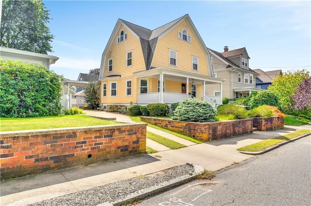 82 Sefton Drive Cranston RI 02905