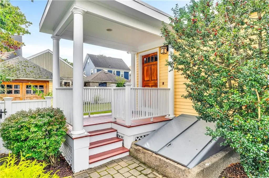 82 Sefton Drive Cranston RI 02905