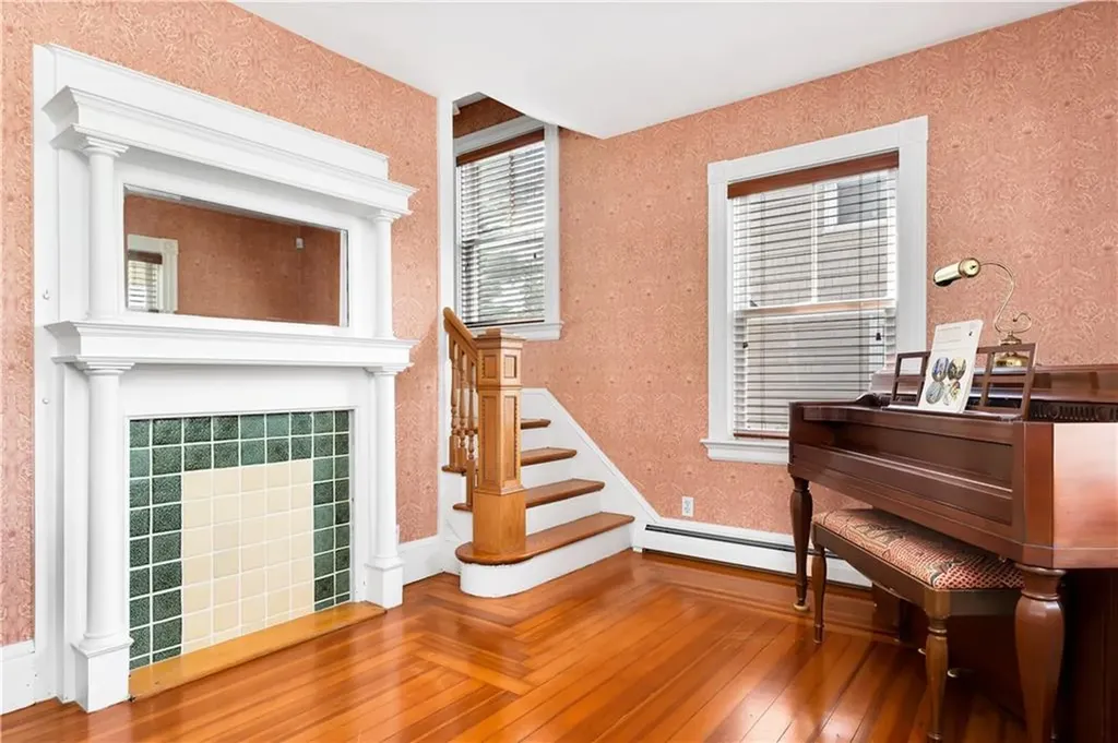 82 Sefton Drive Cranston RI 02905