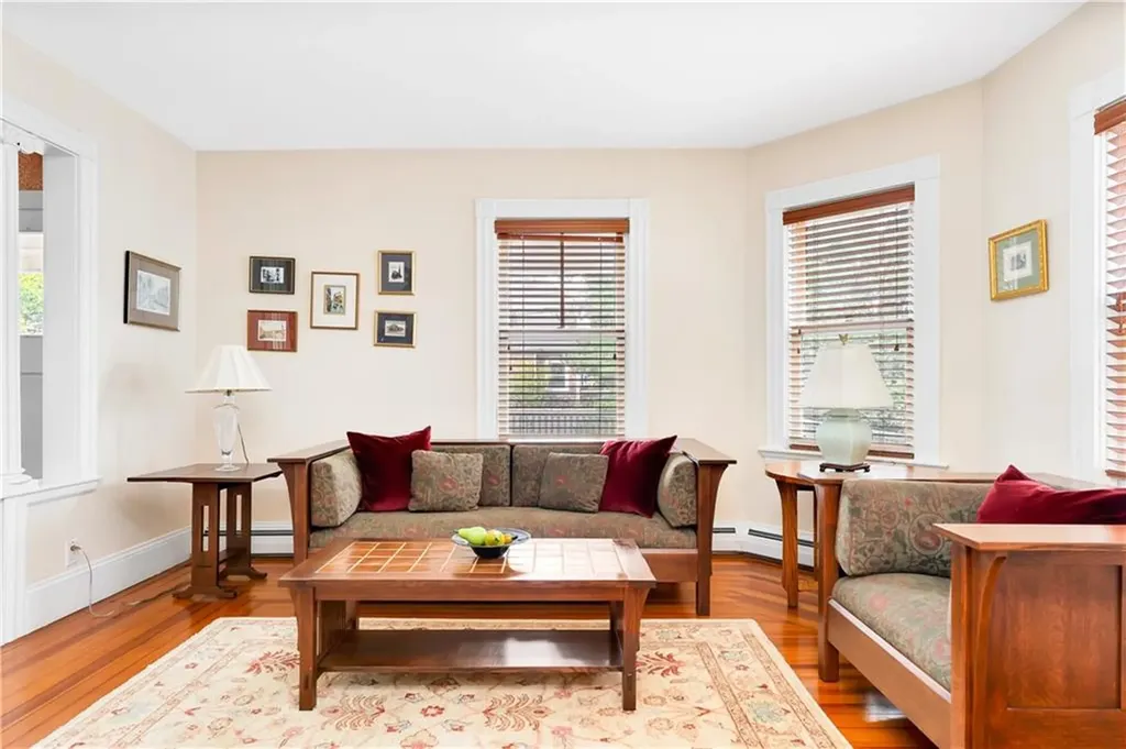 82 Sefton Drive Cranston RI 02905