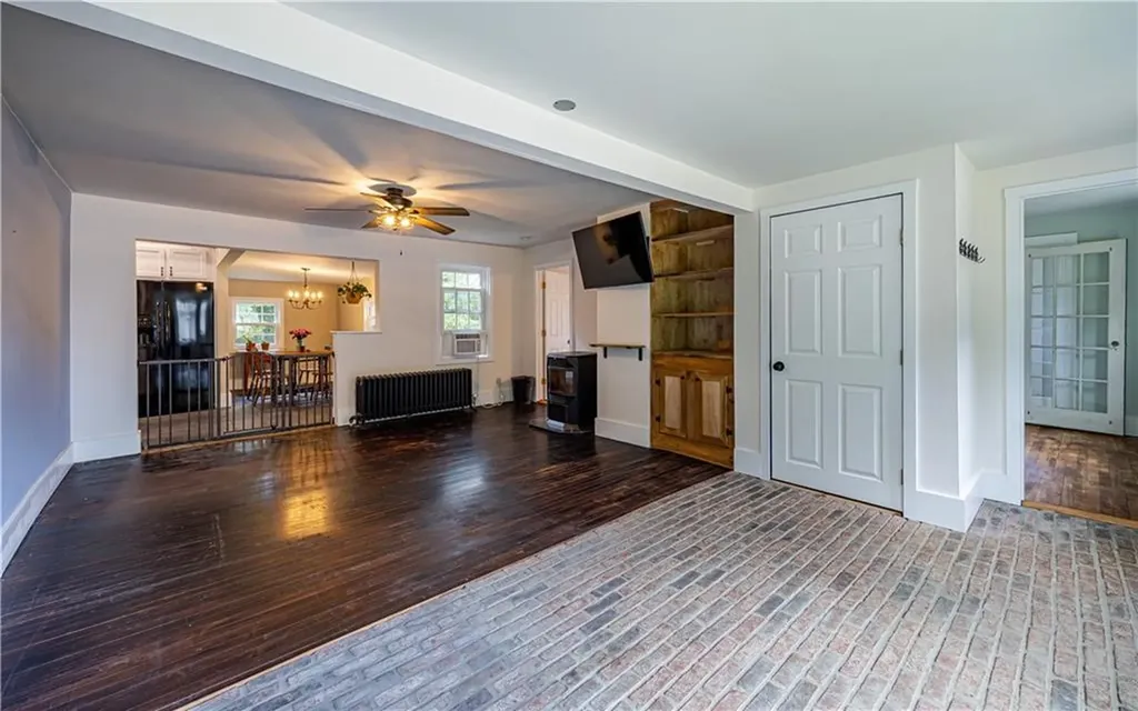 1264 Crandall Road Tiverton RI 02878