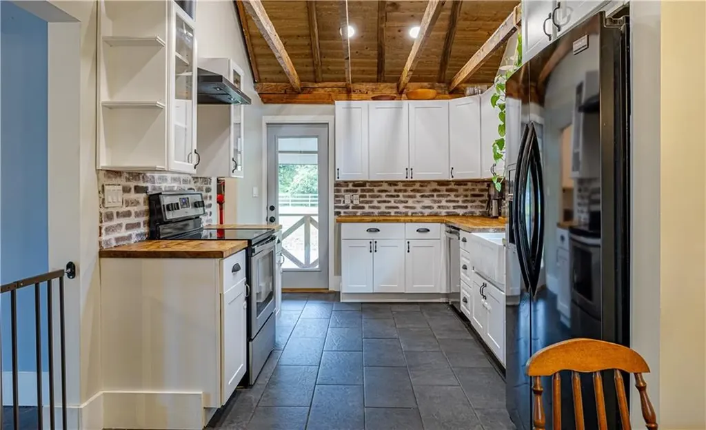 1264 Crandall Road Tiverton RI 02878