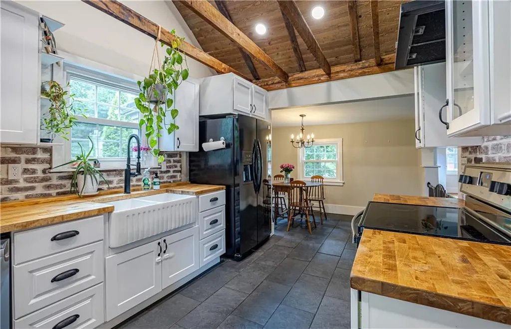 1264 Crandall Road Tiverton RI 02878