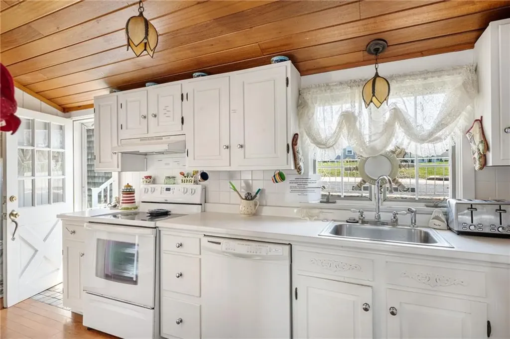 31 East Pond Road Narragansett RI 02882