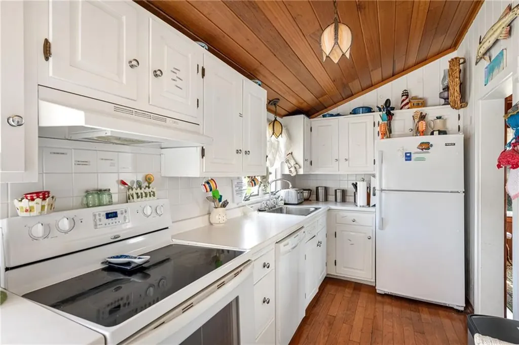 31 East Pond Road Narragansett RI 02882