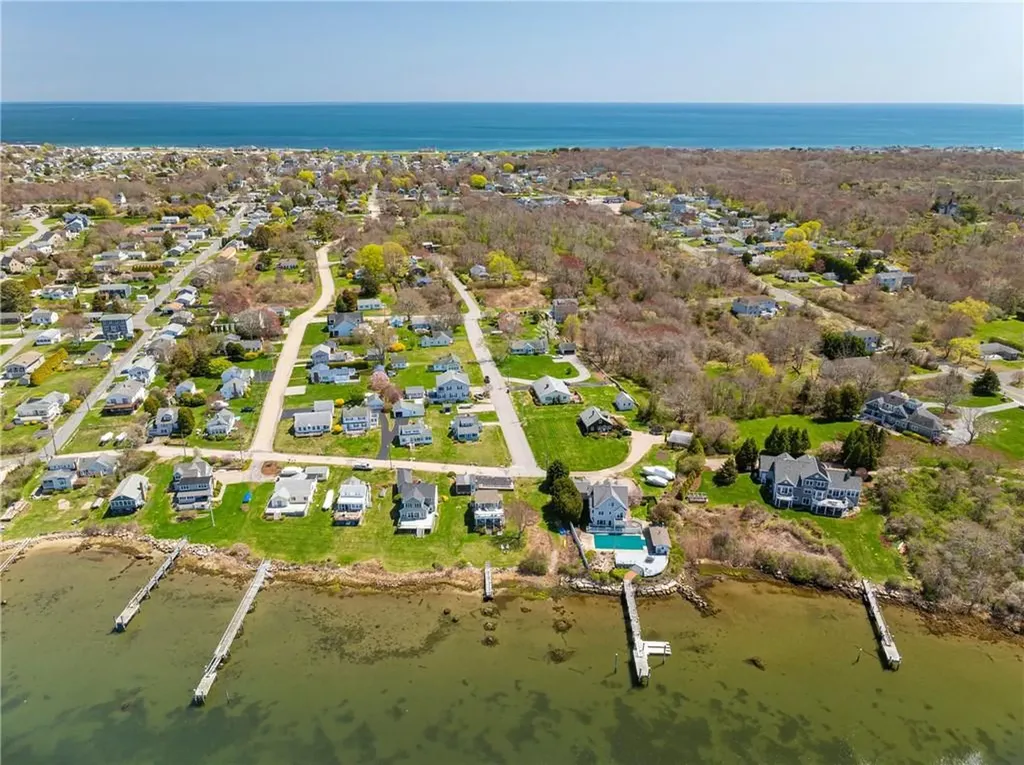 31 East Pond Road Narragansett RI 02882