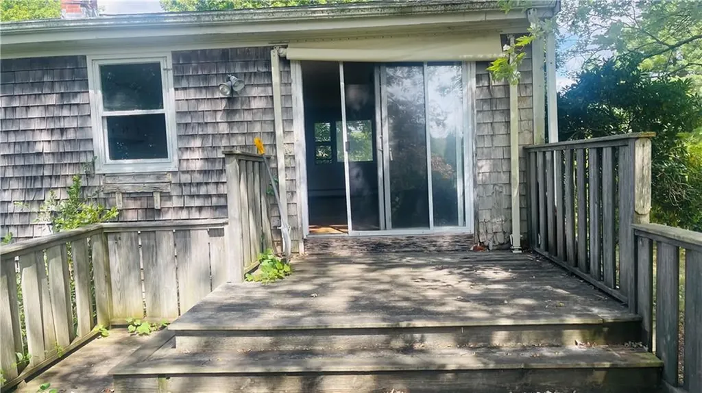 1069 Green End Avenue Middletown RI 02842