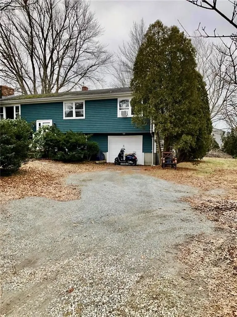 1069 Green End Avenue Middletown RI 02842