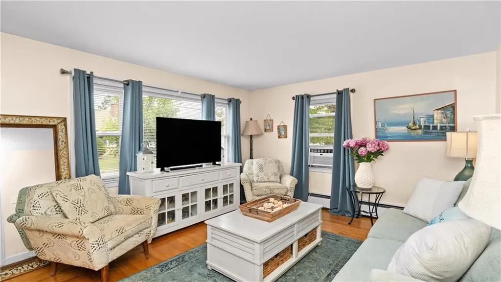 20 Manor Road Cranston RI 02920