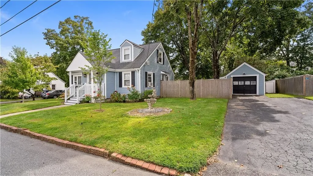 20 Manor Road Cranston RI 02920