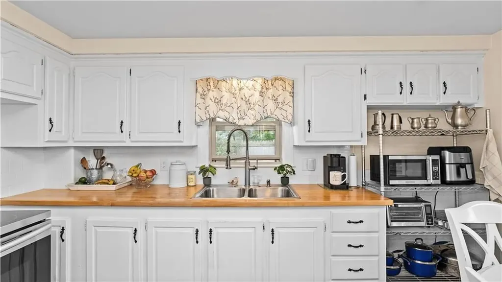 20 Manor Road Cranston RI 02920