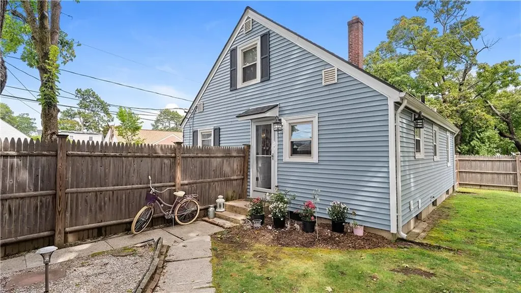 20 Manor Road Cranston RI 02920
