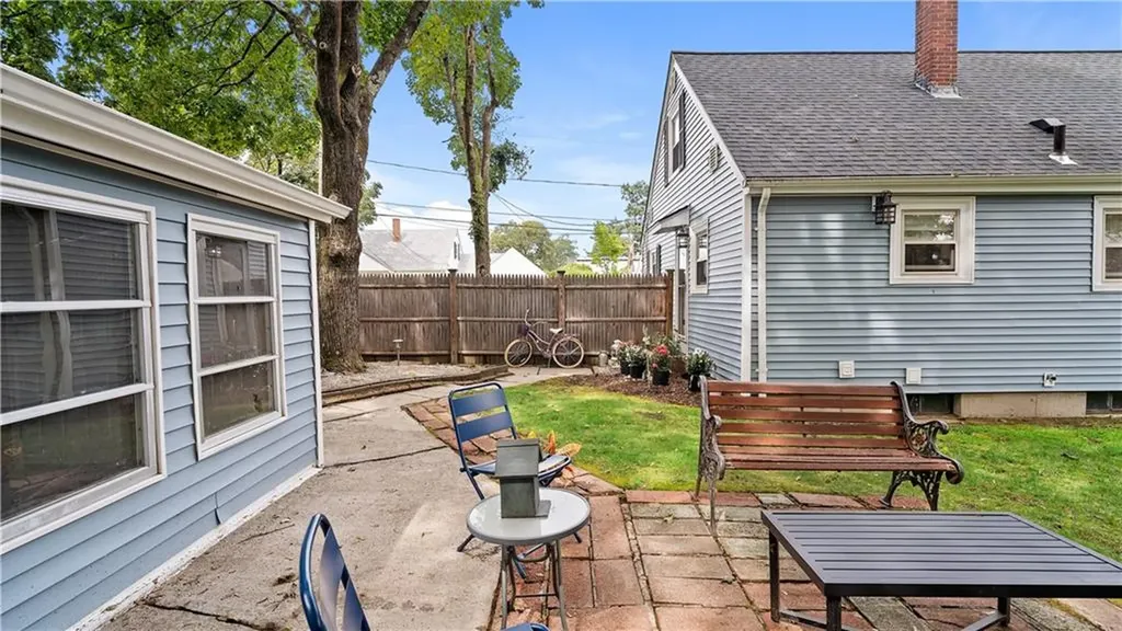 20 Manor Road Cranston RI 02920