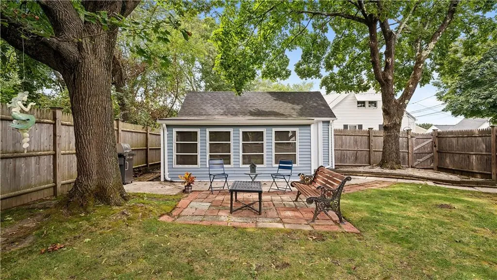 20 Manor Road Cranston RI 02920