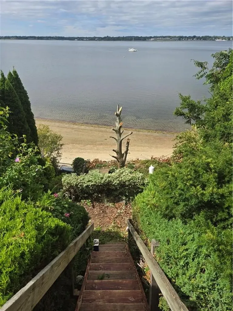 41 White Avenue East Providence RI 02915