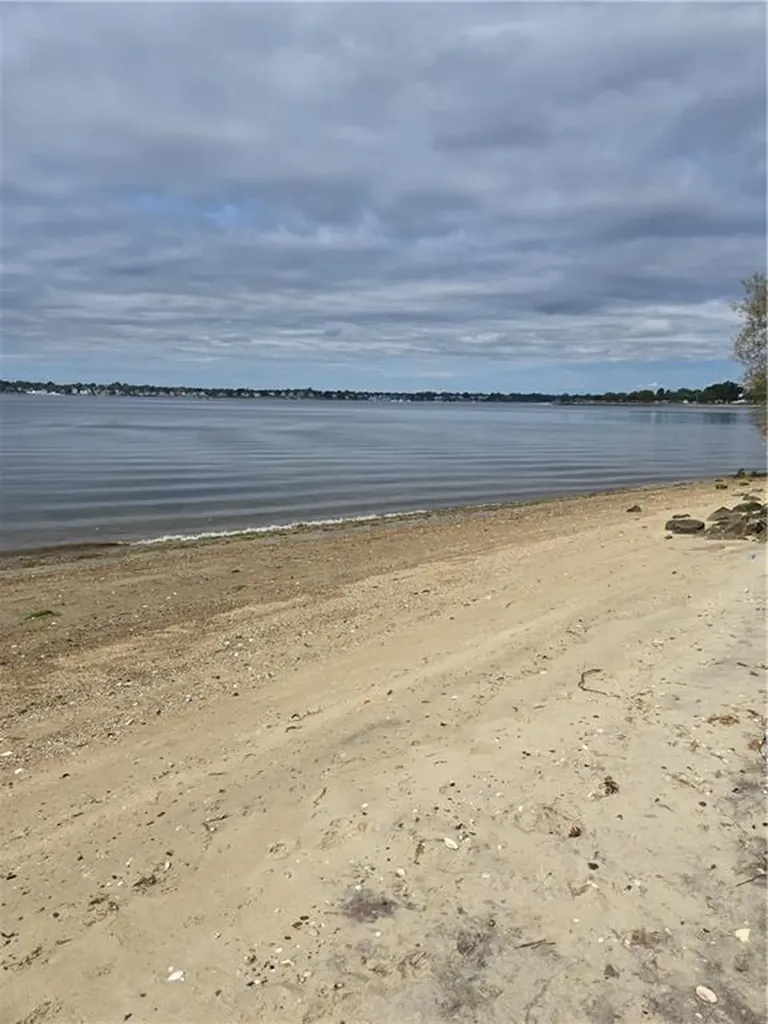 41 White Avenue East Providence RI 02915