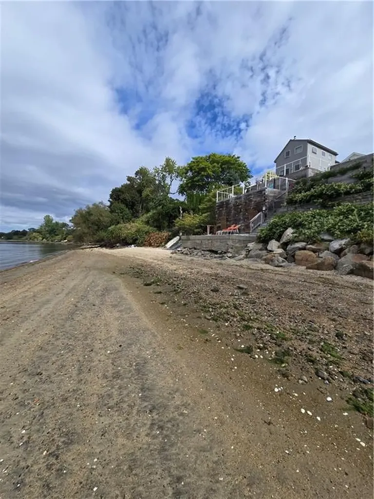 41 White Avenue East Providence RI 02915