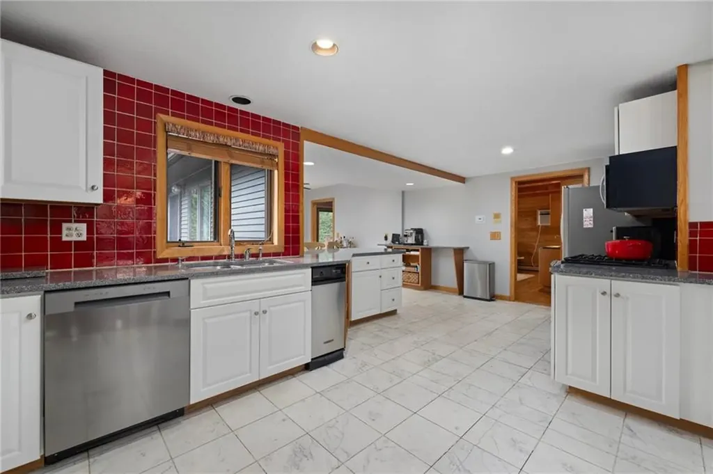 788 Namquid Drive Warwick RI 02888