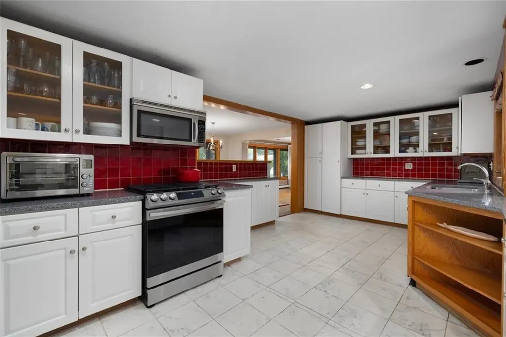 788 Namquid Drive Warwick RI 02888