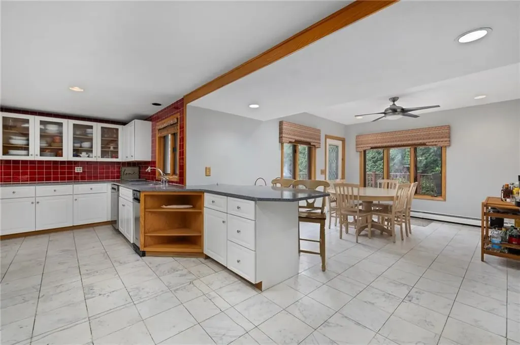 788 Namquid Drive Warwick RI 02888