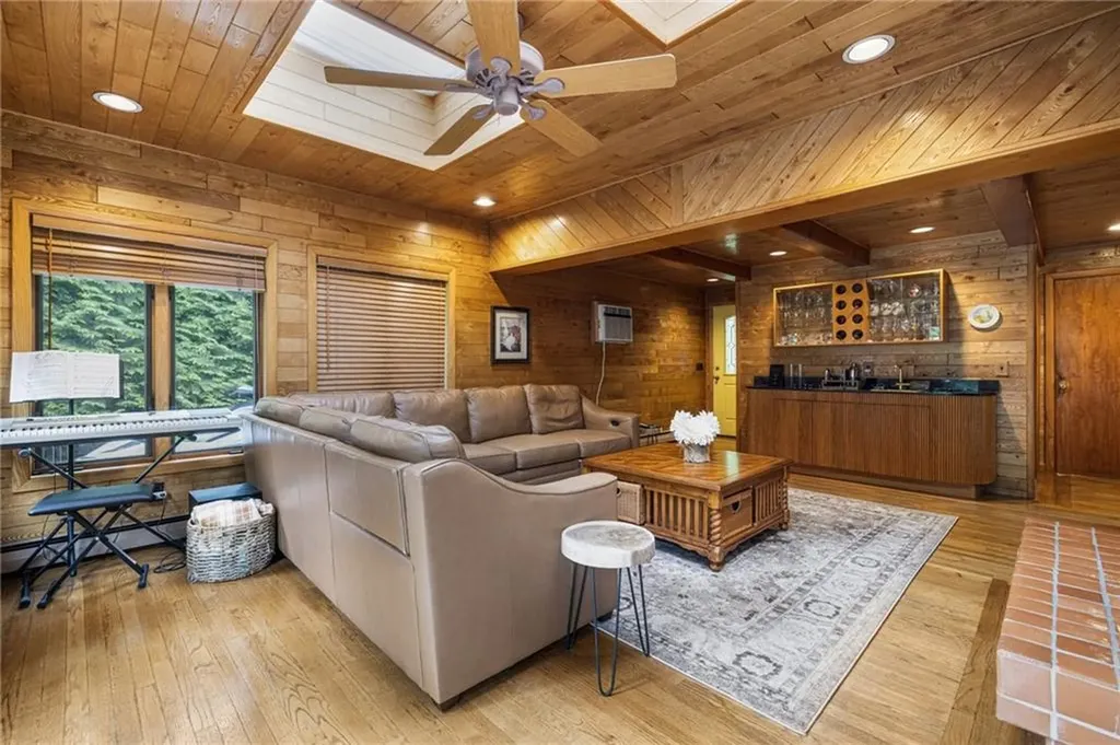 788 Namquid Drive Warwick RI 02888