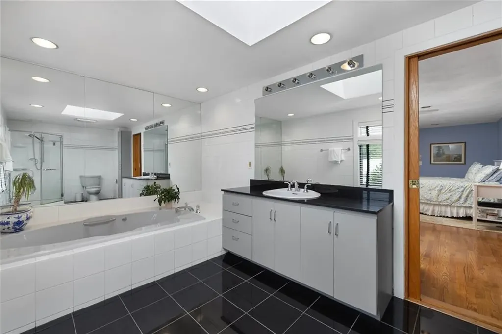 788 Namquid Drive Warwick RI 02888