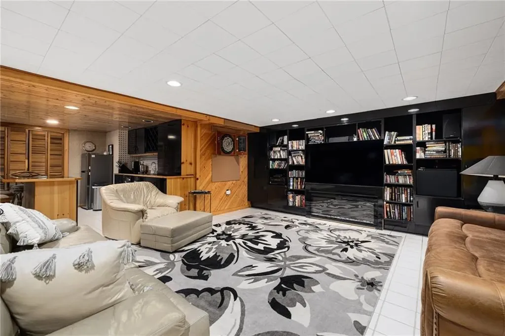 788 Namquid Drive Warwick RI 02888