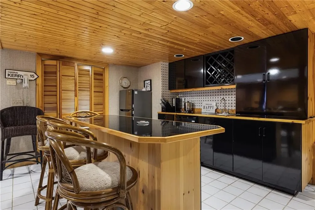 788 Namquid Drive Warwick RI 02888