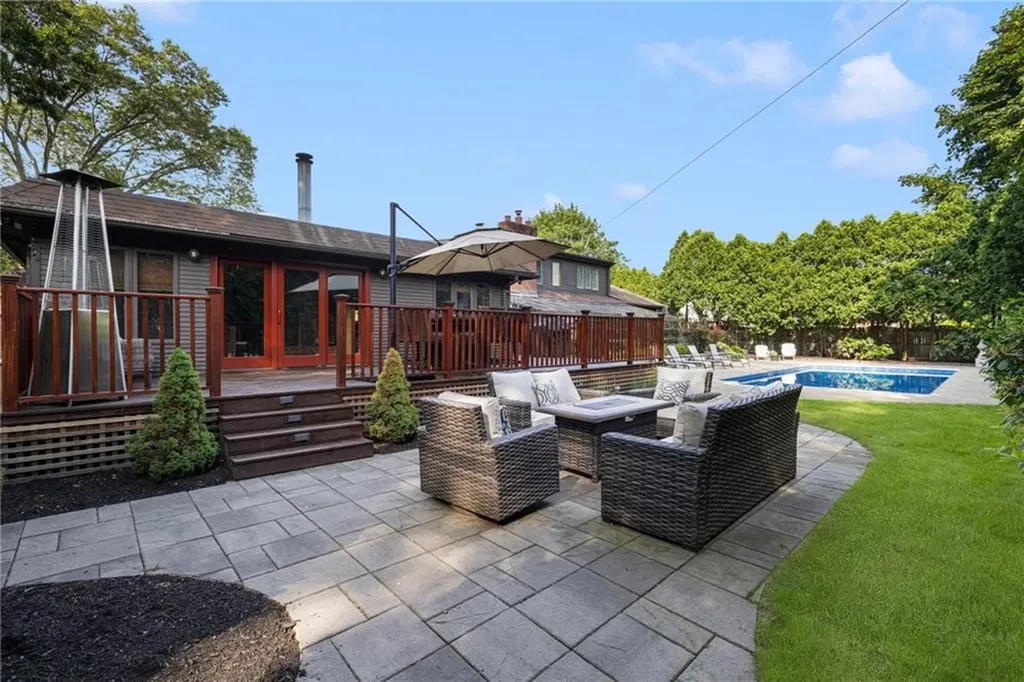 788 Namquid Drive Warwick RI 02888