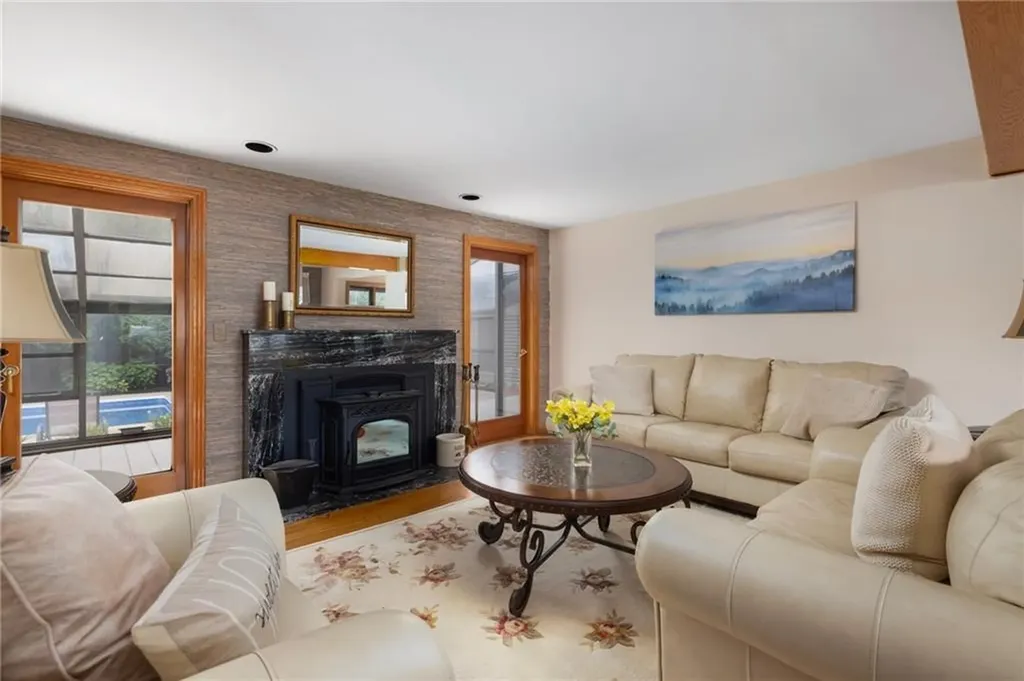 788 Namquid Drive Warwick RI 02888