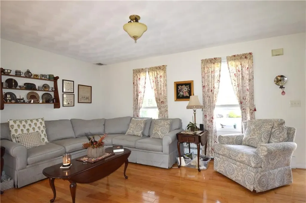27 Hamlet Court Bristol RI 02809