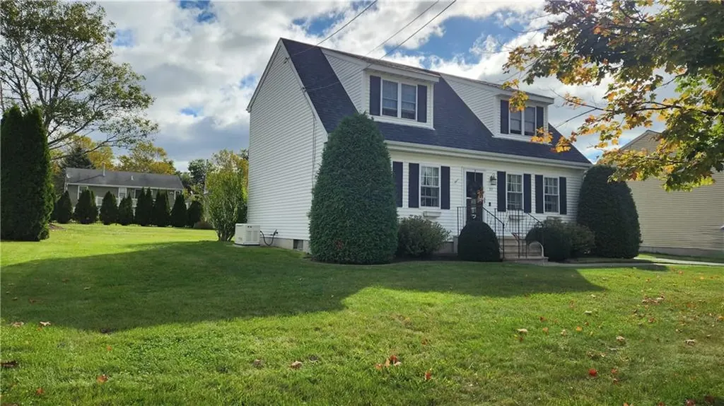 27 Hamlet Court Bristol RI 02809