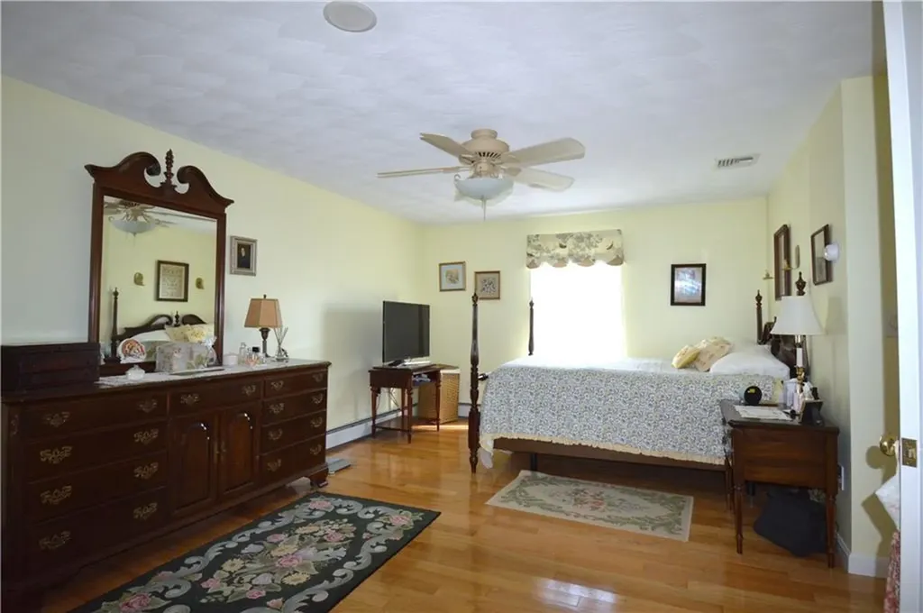 27 Hamlet Court Bristol RI 02809