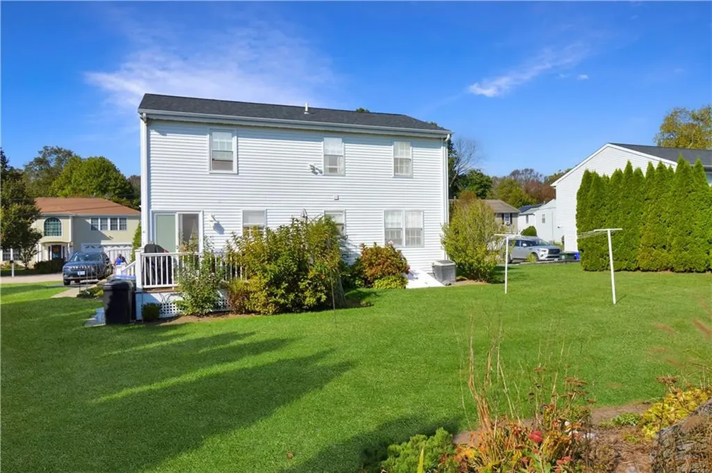 27 Hamlet Court Bristol RI 02809