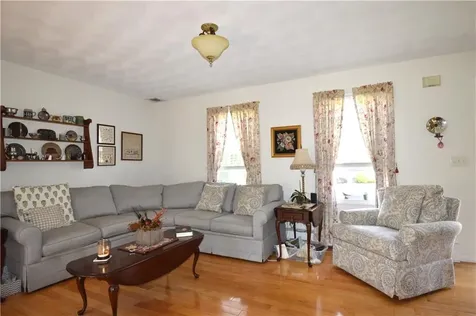 27 Hamlet Court Bristol RI 02809