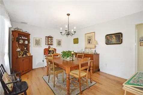 27 Hamlet Court Bristol RI 02809