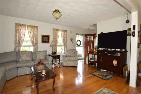 27 Hamlet Court Bristol RI 02809