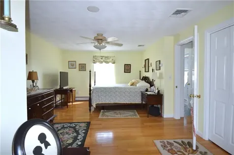 27 Hamlet Court Bristol RI 02809