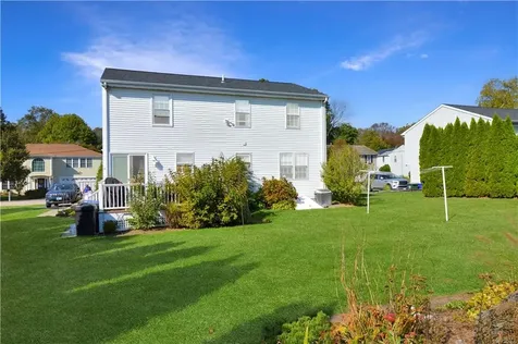 27 Hamlet Court Bristol RI 02809