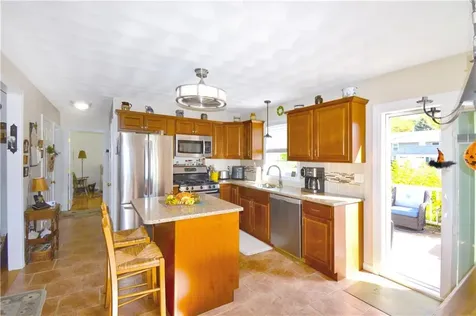 27 Hamlet Court Bristol RI 02809