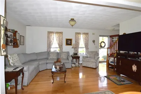 27 Hamlet Court Bristol RI 02809